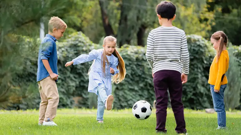 Børn der spiller fodbold