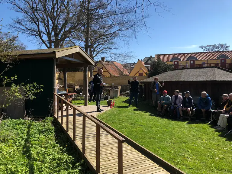 Billede, der viser overr&aelig;kkelse af Natur- og Milj&oslash;prisen 2022 i Middelalderhaven.