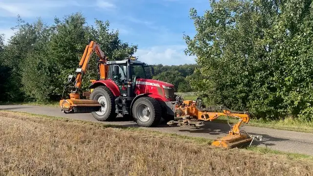 Traktor klipper rabatter