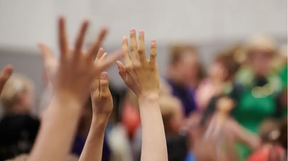 Hænder strakt op i luften 