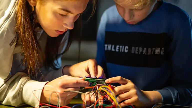 Børn der coder elektronik