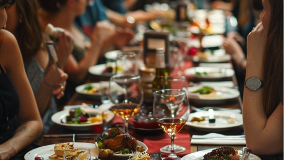 Langbord med tallerkener