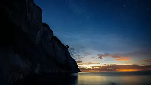 Møns Klint i mørke med oplyst himmel i baggrunden