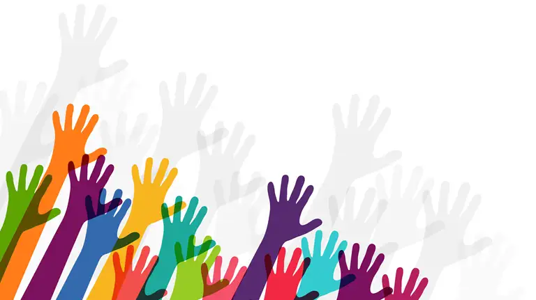 Farvede hænder rækker op i luften 