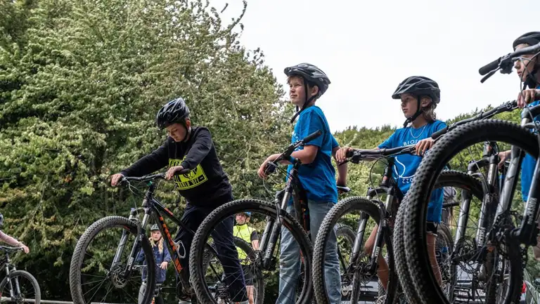 Børn på mountainbikes i Klinteskoven