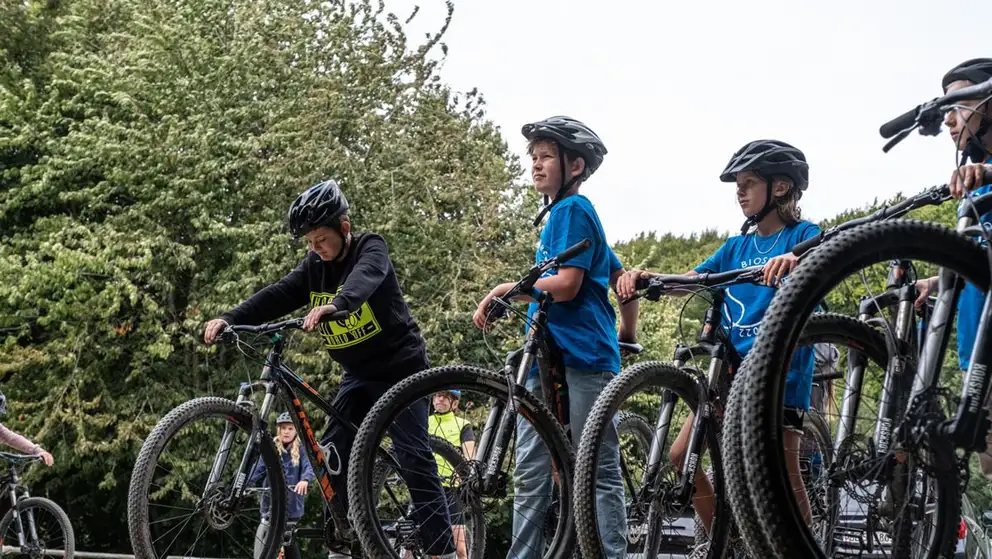 Børn på mountainbikes i Klinteskoven
