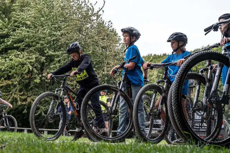 Børn på mountainbikes i Klinteskoven