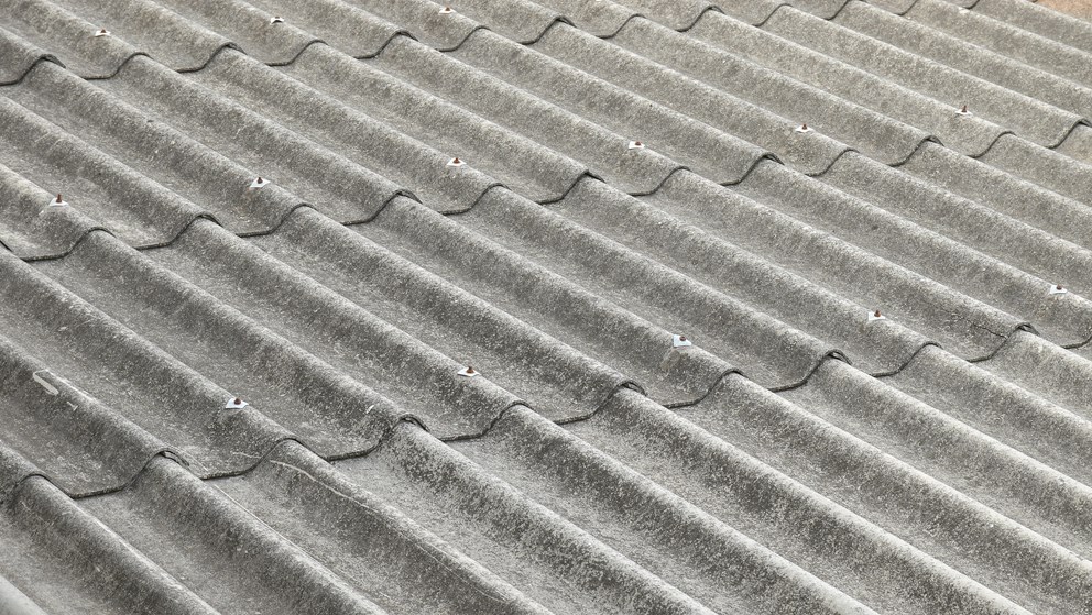 Billede af et gråt asbesttag