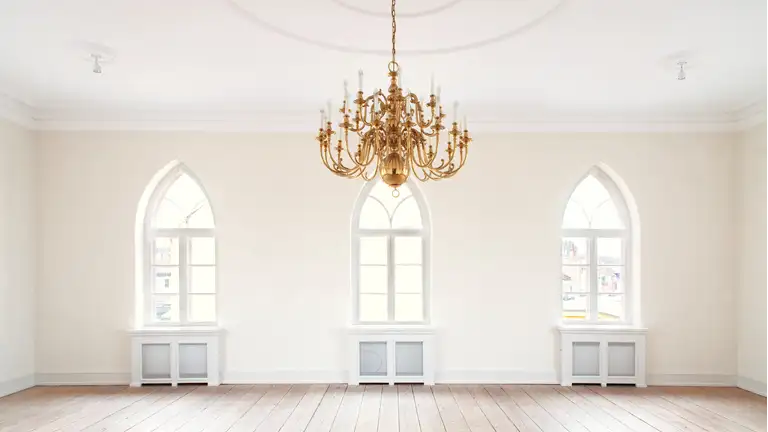 Billede af sal på Kornerups Rådhus med en stor lysekrone i centrum