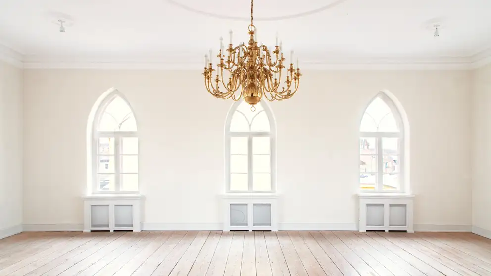 Billede af sal på Kornerups Rådhus med en stor flot lysekrone i centrum