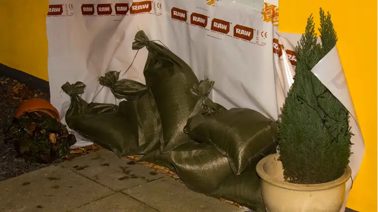 Billede af Sandsække foran dør