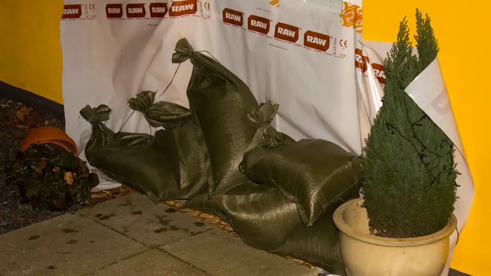 Billede af Sandsække foran dør