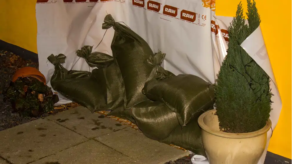 Billede af Sandsække foran dør