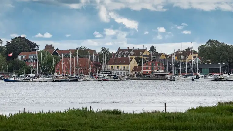 Udsigt til Præstø Havn over fjorden