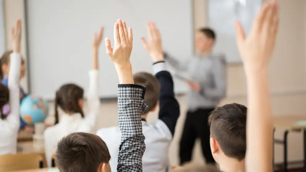 10 klasse børn rækker hænderne op
