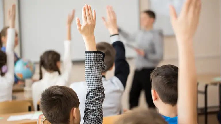 10 klasse børn rækker hænderne op
