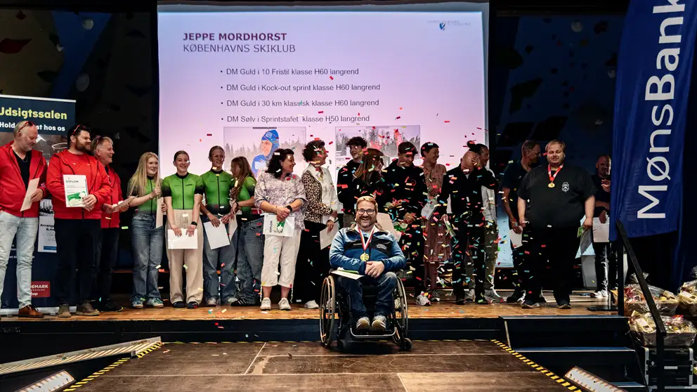 Billede af en scene med prismodtagere med konfetti der regner ned