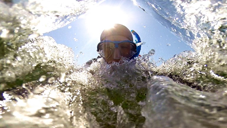Billede af person, der dykker ned under vandet med dykkerbriller og snorkel