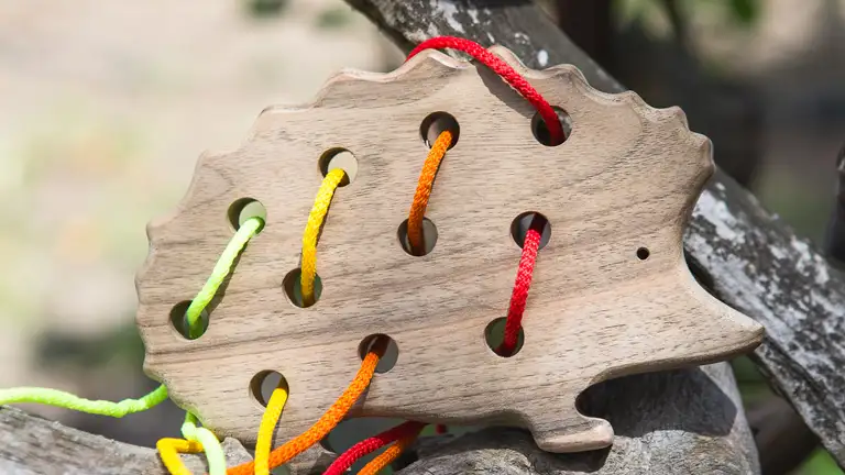 Pindsvin i træ med snore i