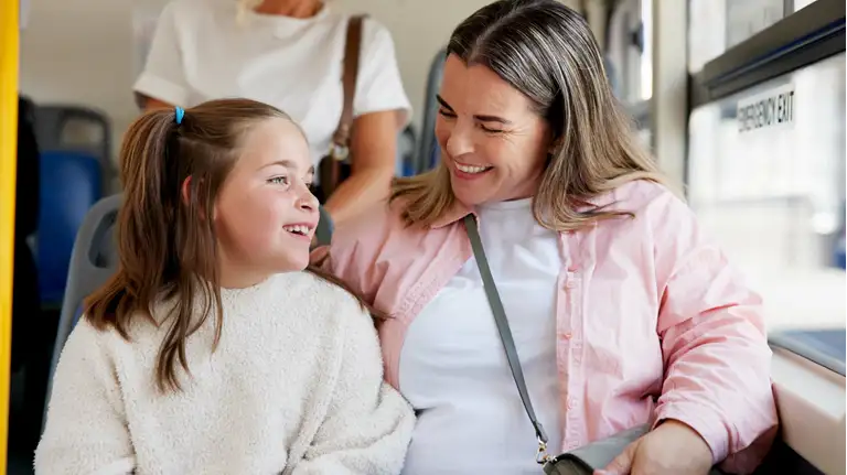 Voksen og barn i skolebus