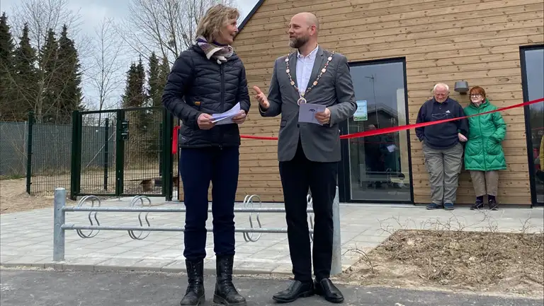 Borgmester Mikael Smed sammen med dagtilbudleder Laila Hertel Gunthel foran det nye Præstø Børnehus