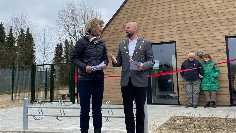 Borgmester Mikael Smed sammen med dagtilbudleder Laila Hertel Gunthel foran det nye Præstø Børnehus