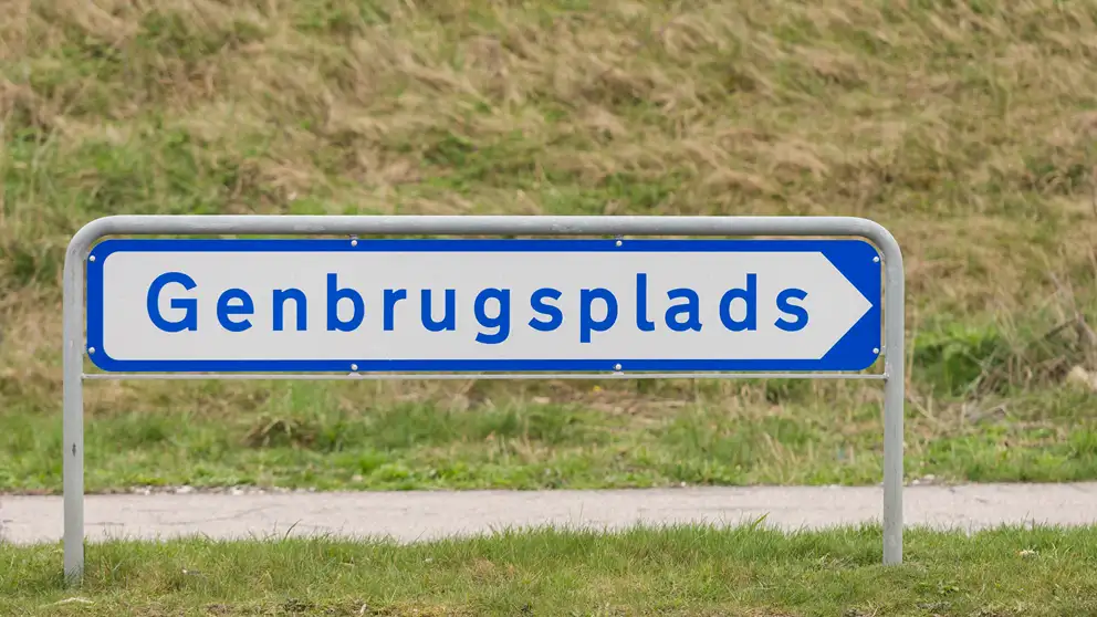 Billede af et skilt, der viser mod genbrugspladsen