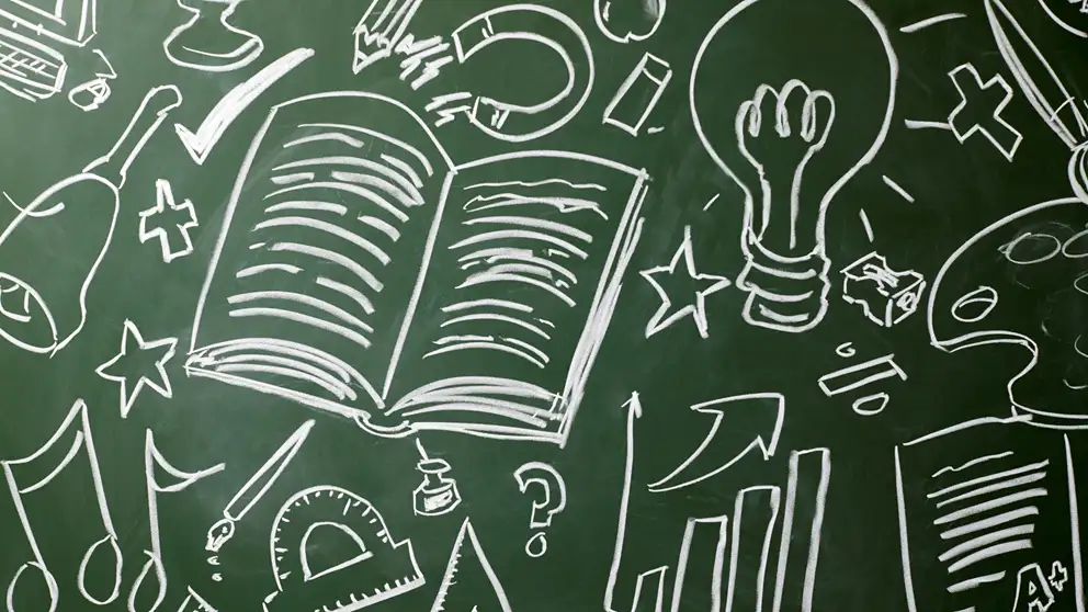 Billede af en tavle med forskellige illustrationer skrevet med kridt