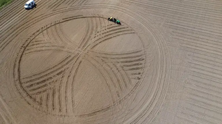 Luftfoto af indvielseskors markeret i ny skov i Bårse