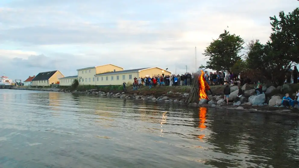 Billede af sankthans-bål ved Den Gule Stald i Kalvehave