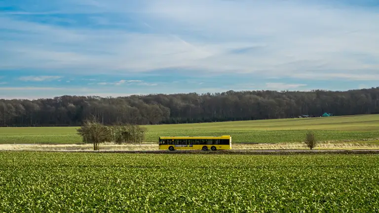 Bus kører i landskabet