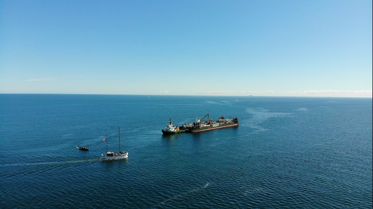 Første sten til nyt stenrev ved Mads Klint kastes
