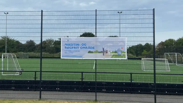 Banner med teksten nikotin- og røgfrit område i Stege