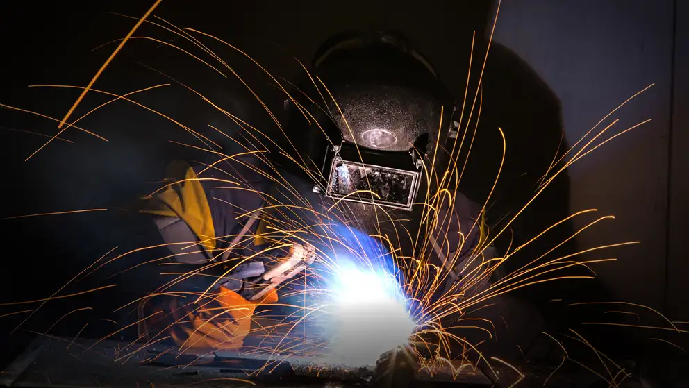 Billede af en industriarbejder, der svejser