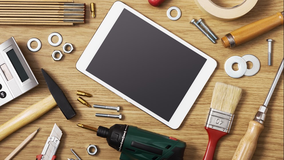 Tablet og værktøj på skrivebord