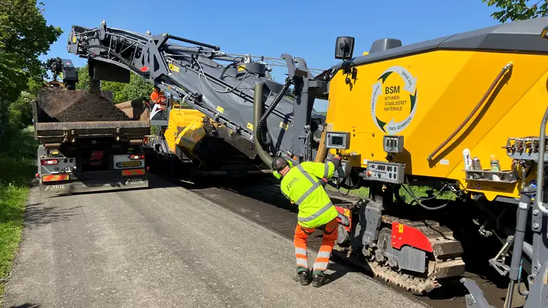 Maskiner der lægger asfalt