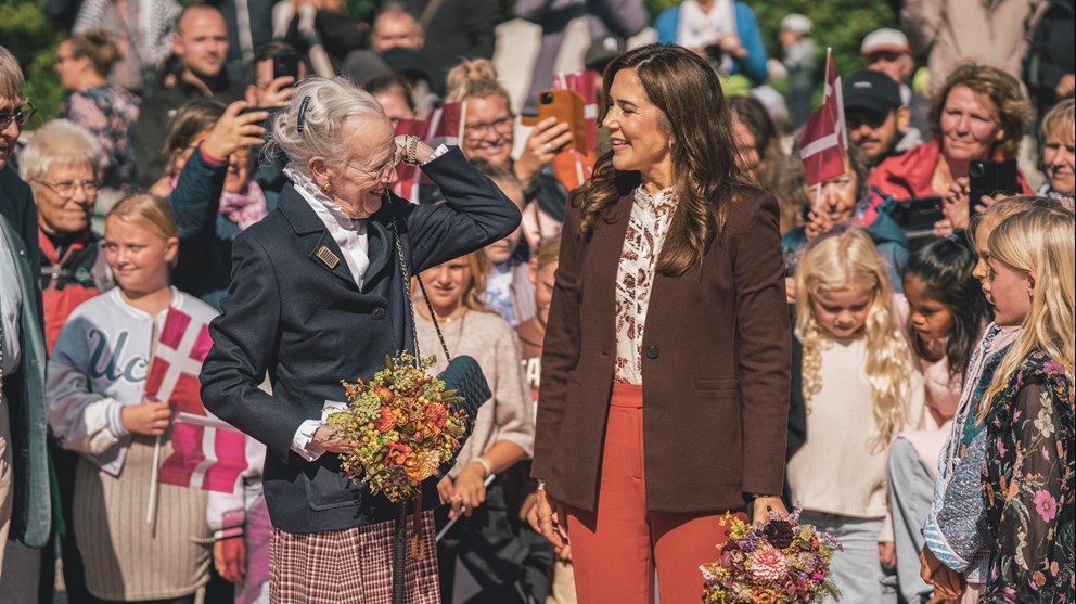 H.M. Dronningen og H.M. Dronning Margrethe modtages af en skoleklasse ved Møns Klint. Foto: Mads Tolstrup