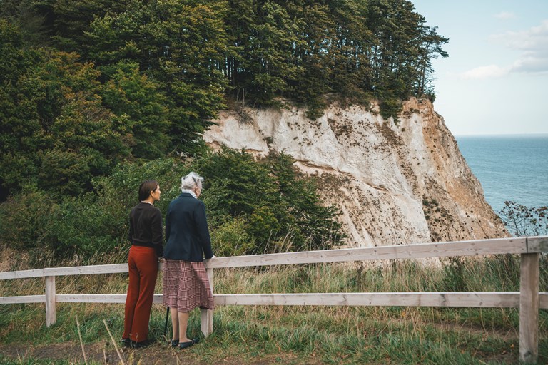 H.M. Dronningen og H.M. Dronning Margrethe besøger Møns Klint. Foto: Mads Tolstrup