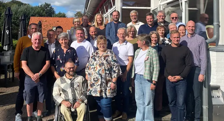 Kommunalbestyrelsen opstillet på trappesten