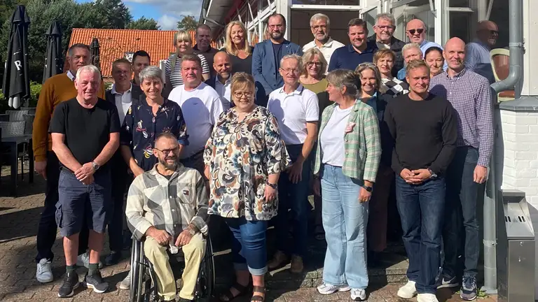 Kommunalbestyrelsen opstillet på trappesten