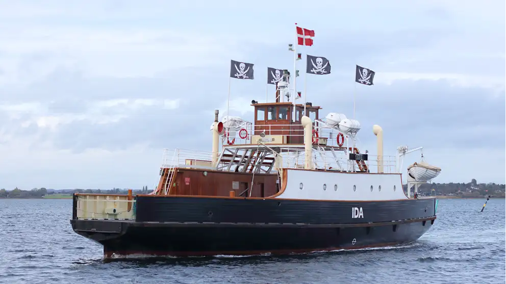 Billede af Færgen Ida, der sejler med piratflag