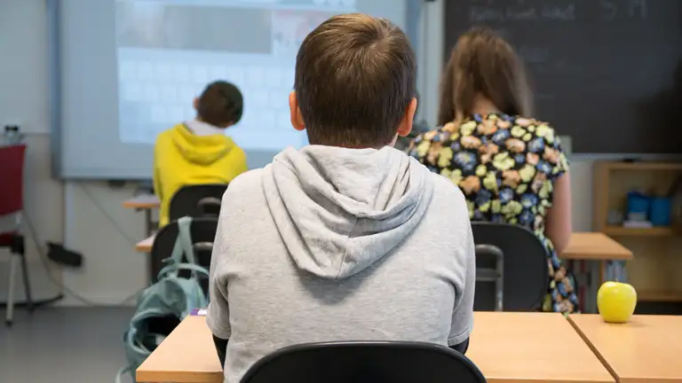 Billede af børn der sidder til undervisning i et klasseværelse