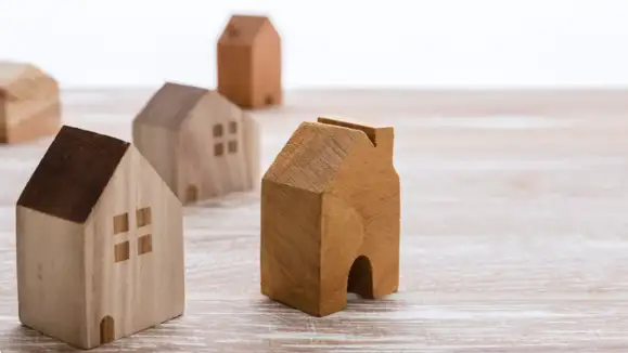 Små huse i træ på bord