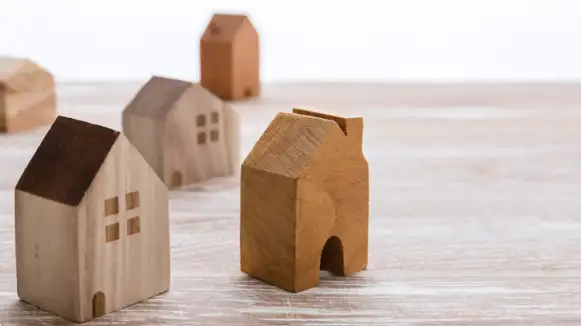 Små huse i træ på bord