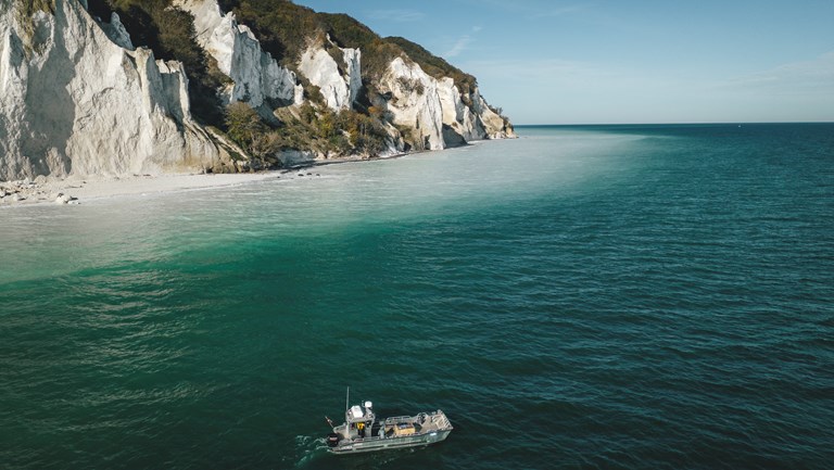 Møns Klint med lille båd i forgrunden