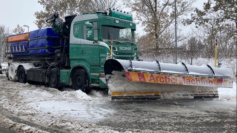 Billede af en sneplov, der er klar til at køre ud