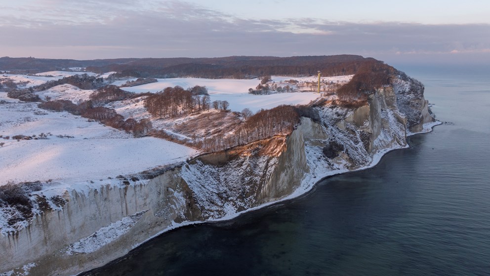 Møns Klint dækket af sne