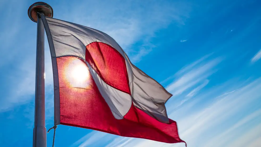 Billede af det grønlandske flag i en flagstang