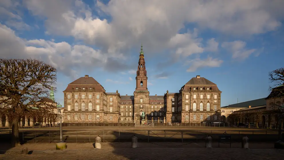 Billede af Christiansborg slot på en solrig vinterdag
