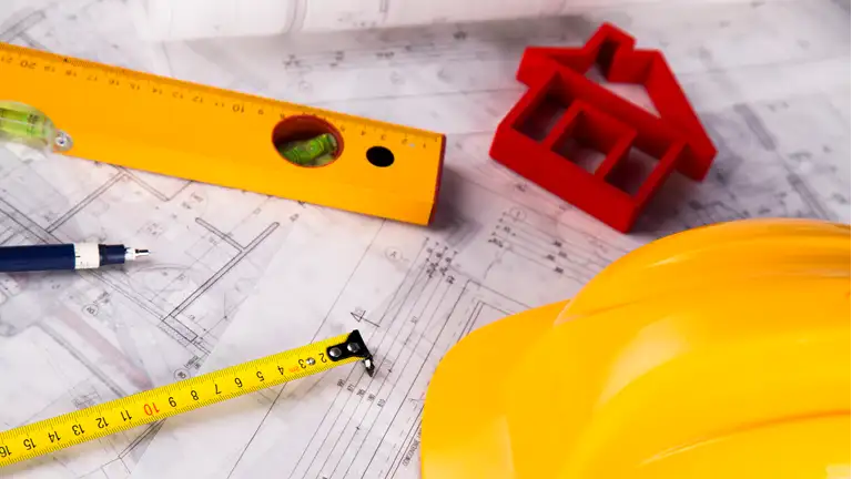 Byggehjelm målebånd og vatterpas